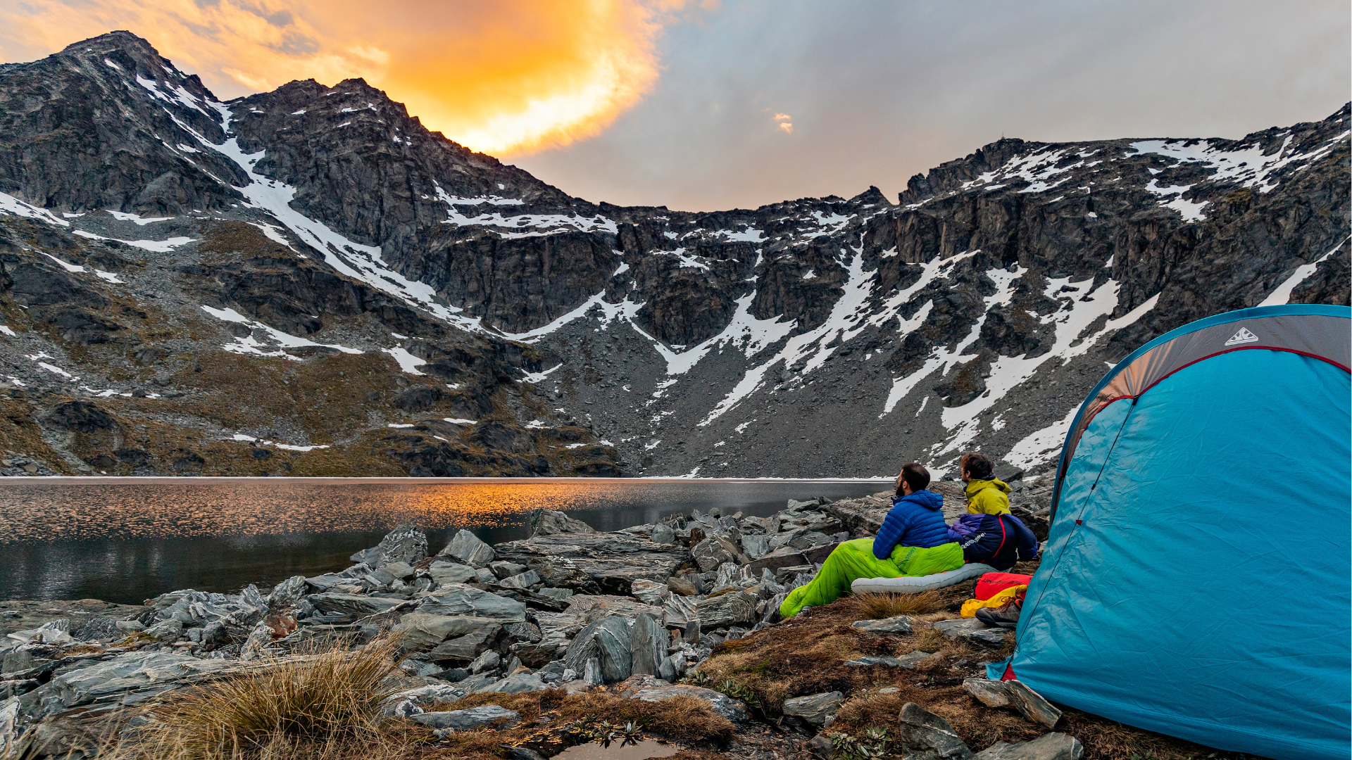 Bivouac au bord d'un lac de montagne